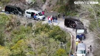 司馬庫斯對外道路坍　10輛廂型車進退兩難