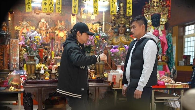 搖滾歌手變宮主　浴火重生的解籤人