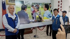 駁架離！藍營花蓮黨部「秀1招」抹綠葉霸