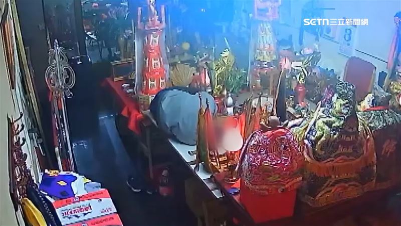 醉男闖宮廟！竟脫鞋躺供桌呼呼大睡2小時