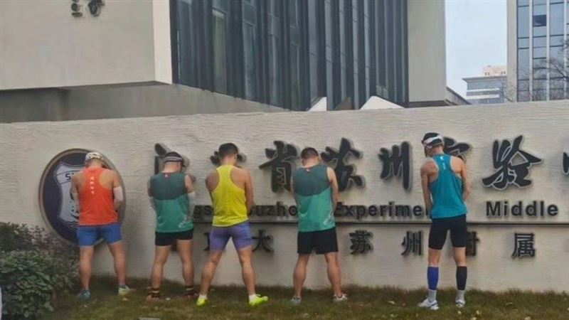 往校門尿！中國馬拉松爆「跑者隨地小便」