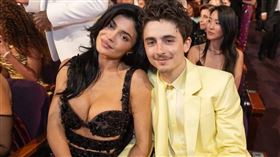 提摩西夏勒梅（右）跟女友凱莉珍娜（左）。（Dana Pleasant攝／©A.M.P.A.S.）
