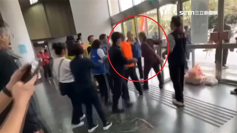 8旬退休師遭拐脖拉扯　傅崐萁團隊竟嬉笑