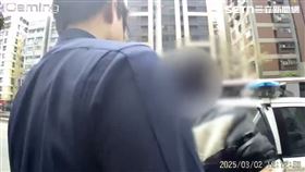 北市周男在羅斯福路三段推倒11輛機車遭送辦。（圖／翻攝畫面）