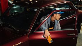 YANGI x CASETiFY聯名系列推出「霓虹橘潑彩手機殼」等四款展現強烈工業風。（圖／品牌業者提供）