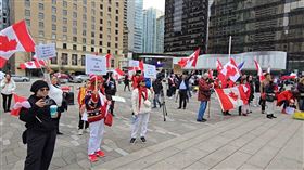 加拿大人抗議  反對川普51州言論逾百名加拿大人拿著國旗聚集在溫哥華美術館廣場前，不少人主動穿上紅白色系的衣服，代表對加拿大的支持。中央社記者程愛芬溫哥華攝  114年3月3日