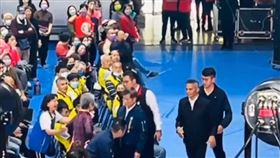 退休師，葉霸，葉春蓮，嗆傅崐萁被架離！藍色背心女子追罵　身分曝光，熊若伶(圖／翻攝自花蓮江西同鄉會臉書)