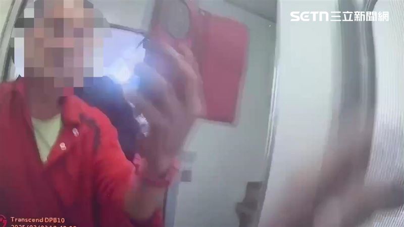 醉漢反鎖台鐵廁所　鐵警強行開門帶他下車
