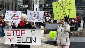 示威者在波士頓的一家特斯拉店面外聚集，抗議馬斯克以及他代表總統川普推動削減政府支出行動。（圖／美聯社／達志影像）