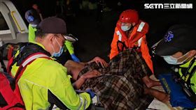 5名漁工被送往基隆長庚醫院。（圖／翻攝畫面）