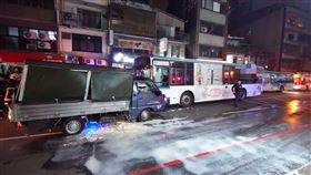 公車,貨車,新店,對撞,受困,新北