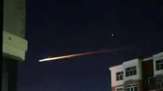 不明「火尾」劃破黑龍江夜空　比星星還亮