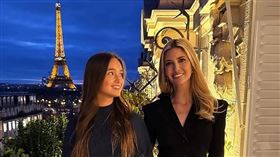 伊凡卡和女兒阿拉貝拉在巴黎鐵塔前合照。（翻攝ivankatrump IG）