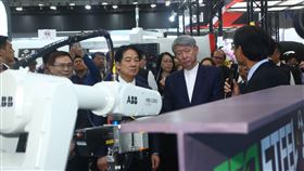 中華民國總統賴清德在廠商的帶領下，參觀TIMTOS現場的機械手臂。（圖／外貿協會）