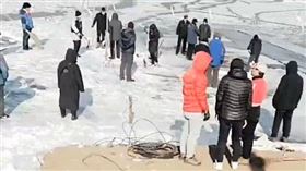 中國大陸,男子冬泳溺斃（圖／翻攝自看看新聞）