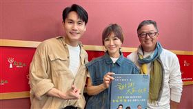 王偉忠與周定緯接受高怡平訪問。（圖／金星文創提供）