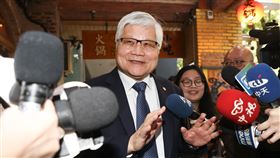 黃仁勳宴請供應鏈高層  魏哲家到場輝達（NVIDIA）執行長黃仁勳18日中午在台北知名台菜餐廳宴請供應鏈高層，台積電董事長魏哲家（前）出席。中央社記者謝佳璋攝  114年1月18日