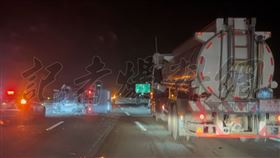 國道一號今凌晨發生嚴重事故。（圖／翻攝自記者爆料網）