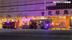 高雄苓雅知名「金巴黎大舞廳」今（4）日凌晨突傳火警。（圖／翻攝畫面）