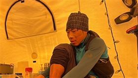 台灣極地超馬運動員陳彥博征戰北極圈617公里不休息長征賽(6633 Arctic Ultra)，完成近一半賽程時，雙腳水泡導致發炎狀況，但他仍堅持比賽，期望平安完賽。（圖／翻攝自陳彥博臉書）