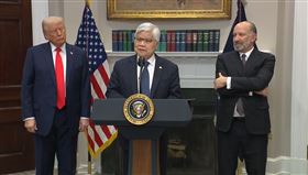 川普（左）3日下午與魏哲家（中）一同在白宮舉行記者會，宣布台積電對美最新投資。（圖／翻攝自The White House粉專）