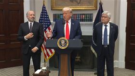 川普（中）3日下午與魏哲家（右）一同在白宮舉行記者會，宣布台積電對美最新投資。（圖／翻攝自The White House粉專）