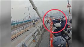 新北大橋發生離譜的塞車事件，讓經過的騎士相當無奈。（圖／翻攝自爆料公社）