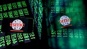 台積電下跌25元  台股早盤挫逾300點受美國總統川普（Donald Trump）揚言對加、墨如期徵稅影響，美股主要指數下挫，台北股市25日早盤下跌逾300點，跌破23300點整數關卡，摜破月線約23340點；權值股台積電早盤跌25元至1050元。中央社記者翁睿坤攝  114年2月25日