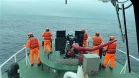 火燒船事件目前仍有2人下落不明，情況相當棘手。（圖／翻攝畫面）