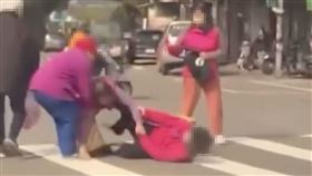 粉色,楊梅,斑馬線,打架（圖／翻攝自《爆料公社》）