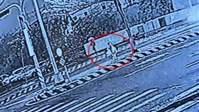 死亡車禍,梧棲,晨運,婦人,撞死,台中,畫面,監視器（圖／翻攝畫面）
