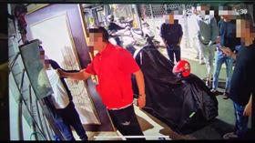 一群惡煞連忙從旁圍繞，讓鄭男當場傻眼。（圖／翻攝畫面）