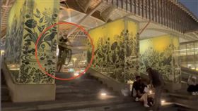 台中車站「極限單車」2F飛躍1F險撞人群