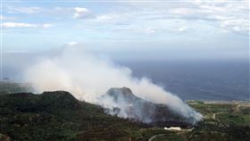 綠島山林大火　大量濃煙竄出（1）台東縣綠島鄉公館村白沙尾防風林15日中午發生火警，大量濃煙竄出，火勢迅速蔓延，直到深夜才撲滅，估燃燒面積約28公頃。（台東林管處提供）中央社記者盧太城台東傳真　108年8月16日