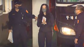 ▲應曉薇坐囚車抵達北院，見有媒體在囚車道外，雙手合十。（圖／翻攝畫面）