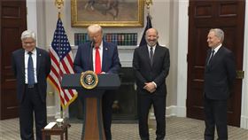 新聞幕後／台積電慘變「肉夾膜」　對美加碼千億成贖身籌碼？（圖／翻攝自YT@The White House）魏哲家川普笑笑