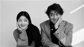 陳柏霖、郭雪芙從2012年緣分便悄悄展開，十多年來，兩人已攜手合作四次，從陌生拘謹到如今成為好友，這份難得的默契。（圖／《COSMOPOLITAN.COM》提供）