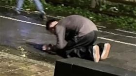 之前汪小菲「雨中下跪」，結果被爆其實是因跟現任妻子馬筱梅大吵。（翻攝網路）