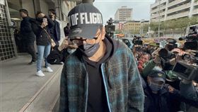 王大陸涉造假病歷來閃兵，下午已順利交保離去。（圖／記者黃翎瑄攝）