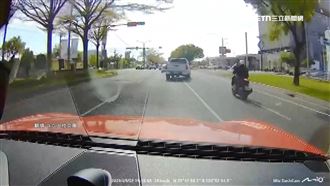 「神龍擺尾」急閃皮卡　後車剎不住攔腰撞