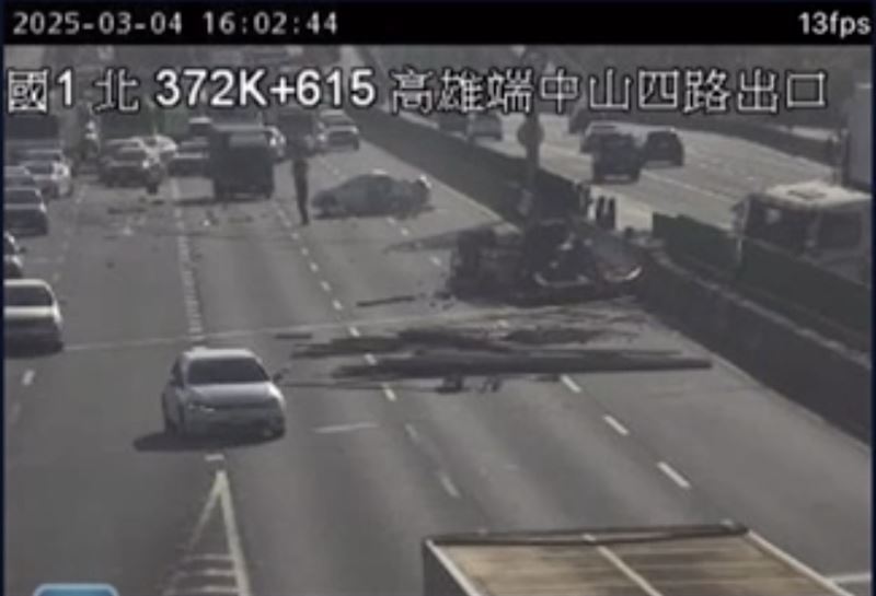 拖板車鐵條滾落一地，目前車禍事故橫跨南下北上，中間、內側車道。（圖／翻攝畫面）
