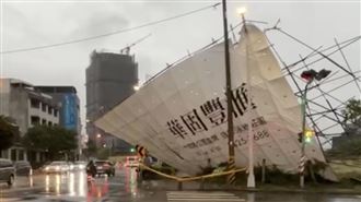 新／台中北屯招牌倒塌壓騎士　驚險畫面曝