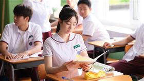 《妳是我眼中的蘋果》TWICE成員多賢、振永。（圖／車庫娛樂提供）