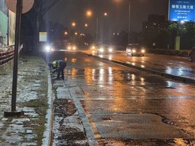 台中暴雨南屯淹水！警蹲地「徒手挖淤泥」