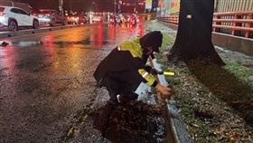 台中暴雨南屯淹水！警蹲地「徒手挖淤泥」