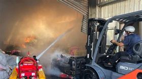 嘉義縣六腳鄉一處鐵皮工廠今早失火，濃煙竄天全面燃燒。(翻攝畫面)