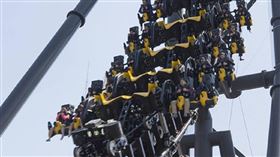 日本山梨縣富士急樂園2月28日發生工安意外，一名負責檢修雲霄飛車「ええじゃないか」（EEJANAIKA）的員工在軌道上遭車體夾住，最終不治身亡。（圖／翻攝「富士急ハイランド」官網）