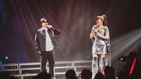 金曲歌王蕭煌奇（左）擔任嘉賓，送禮被讚有梗（圖／客台提供）