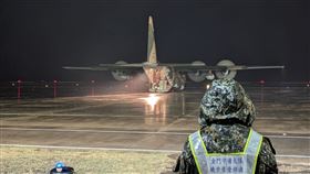大霧影響金門交通  軍機啟動助疏運金門地區自228連假收假日起就受大霧影響，4日除航空公司加開班機因應外，軍機晚間也投入協助疏運。中央社記者吳玟嶸攝  114年3月4日