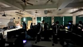 台中新社高中午後突停電  學生摸黑收書包台電4日指出，因午後強風大雨吹落新社高中旁大王椰子樹樹葉，碰觸到供應新社高中電力的台電開關、一度導致線路停電。校方表示，當時剛好是最後一堂輔導課，老師引導學生摸黑收拾東西，校內專車則依既定時間發車，5時45分恢復供電。（網友taroko1007提供）中央社記者趙麗妍傳真 114年3月4日